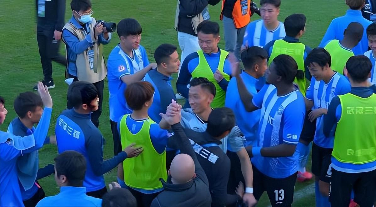 乐鱼登录入口-贺惯刚正式加盟武汉三镇，就火线迎来新中卫搭档，曾是喀麦隆国脚